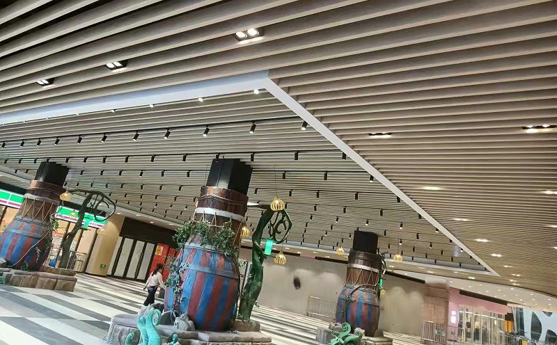 普陀綠地繽紛城@50*150木紋方通