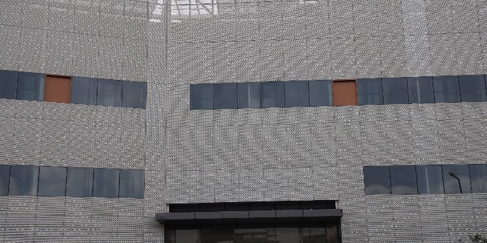 為什么很多商場用鋁單板作為內墻裝飾？