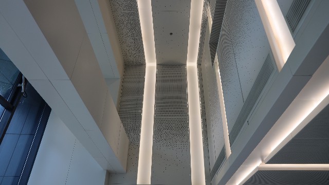 上海地產(chǎn)閔虹集團(tuán)辦公樓@漸變沖孔鋁單板